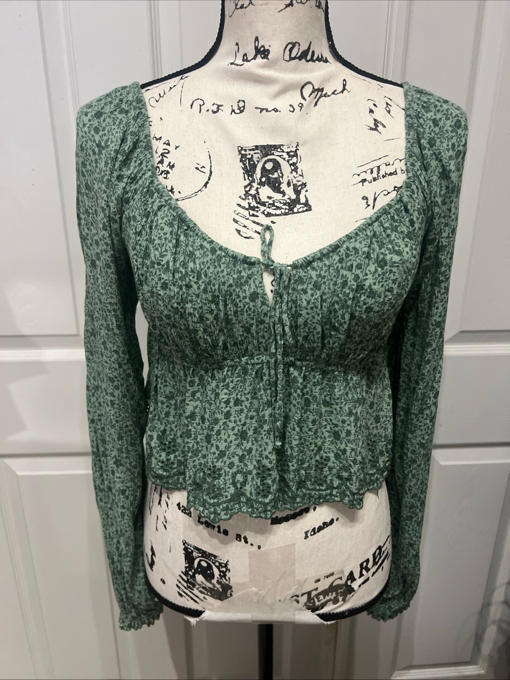Women’s”s HOLLISTER Size Small Green Floral crop top EUC